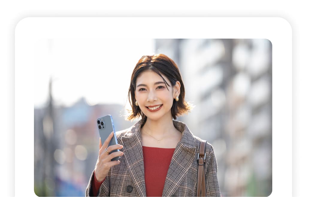 スマホを持った笑顔の女性